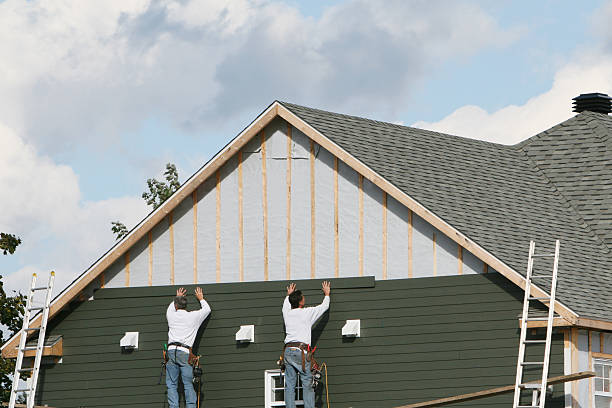 Professional Siding technician working in North Brunswick, NJ